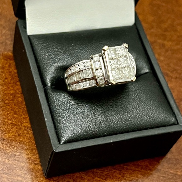 Silver Engagement Ring with Princess-Cut Diamond and Halo Design - Picture 2 of 6